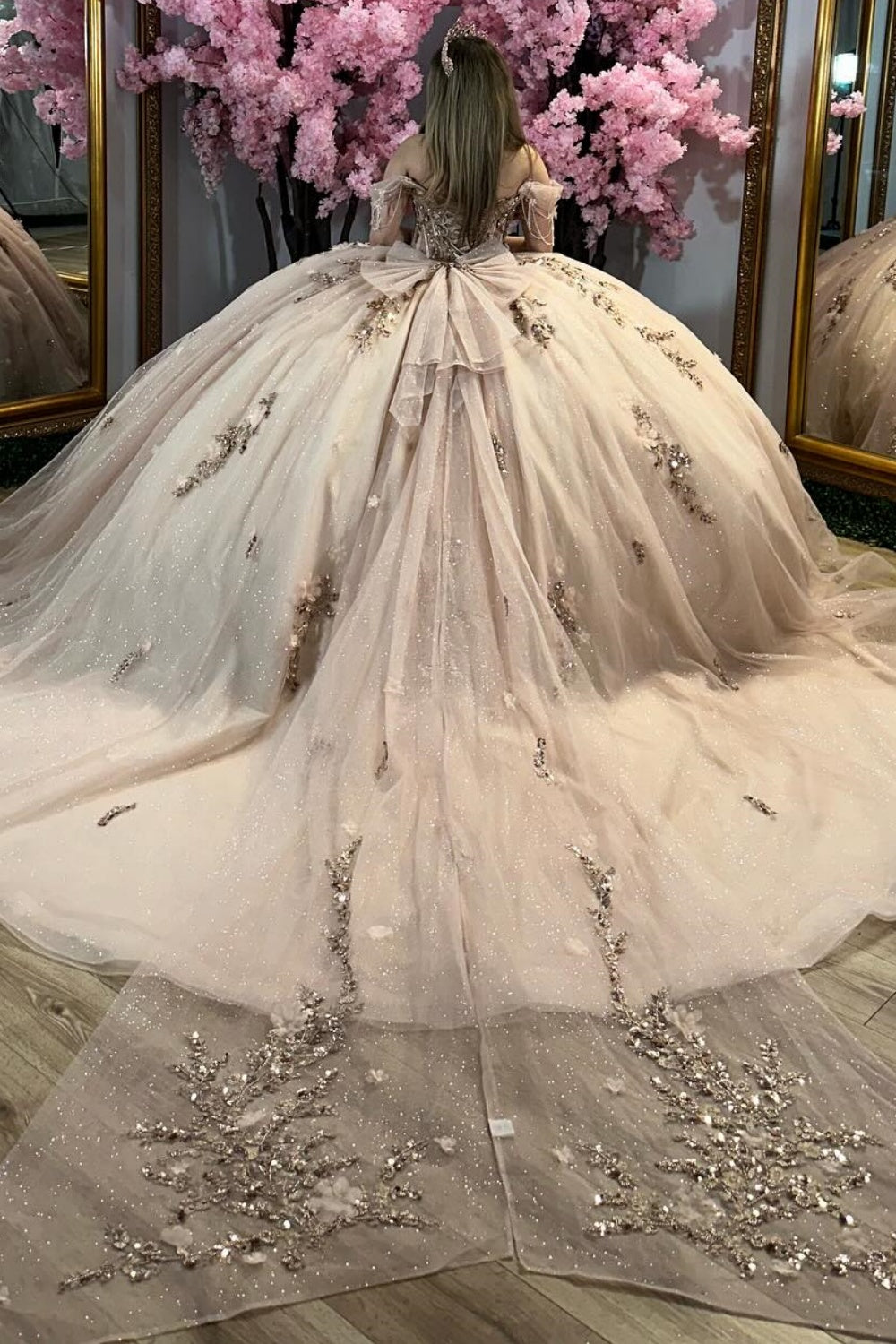 Vestido de Quinceañera color Champaña con Hombros Descubiertos, sin Mangas, con Cuentas, Lentejuelas, Apliques y Lazo YQ1026