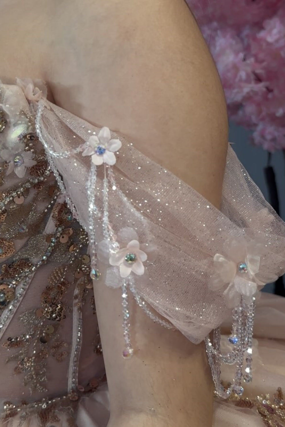 Vestido de Quinceañera color Champaña con Hombros Descubiertos, sin Mangas, con Cuentas, Lentejuelas, Apliques y Lazo YQ1026