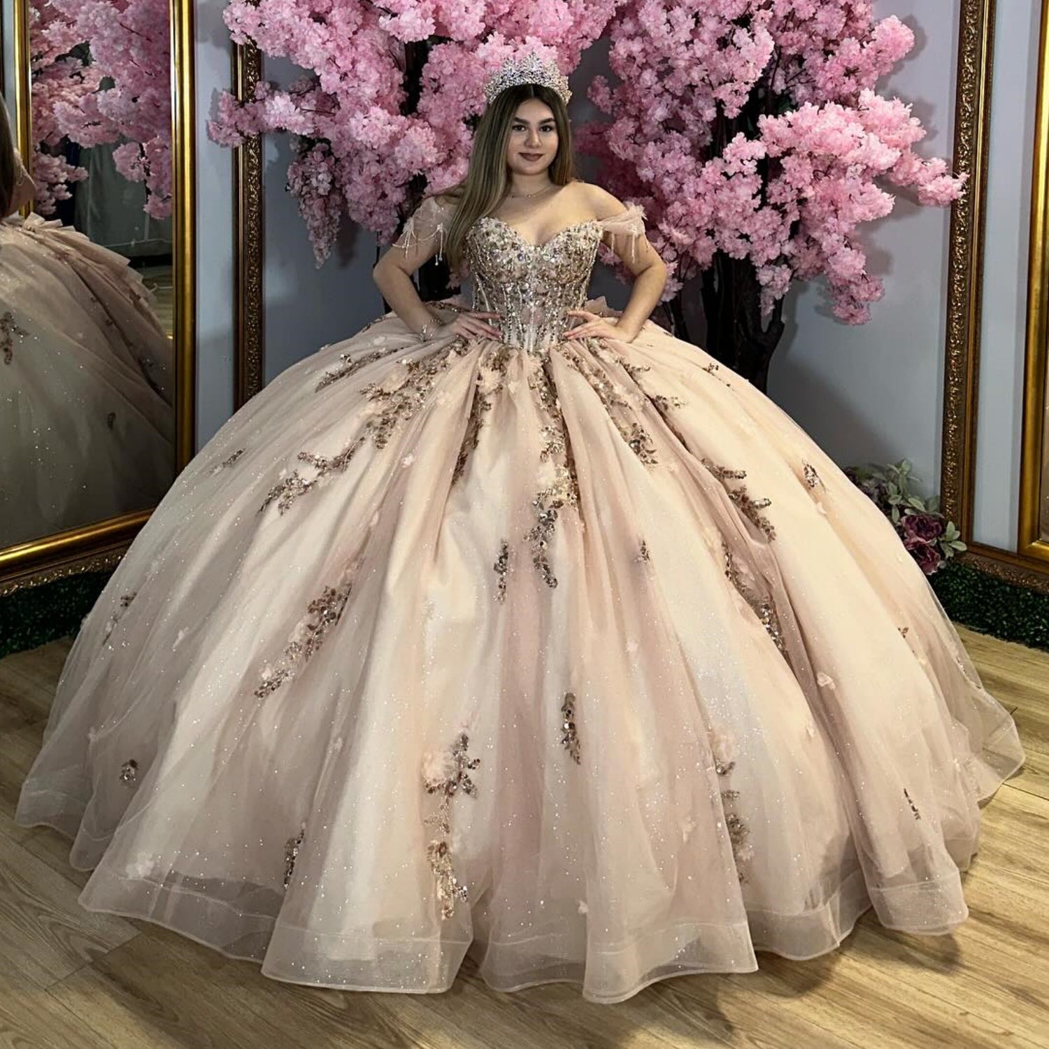 Vestido de Quinceañera color Champaña con Hombros Descubiertos, sin Mangas, con Cuentas, Lentejuelas, Apliques y Lazo YQ1026