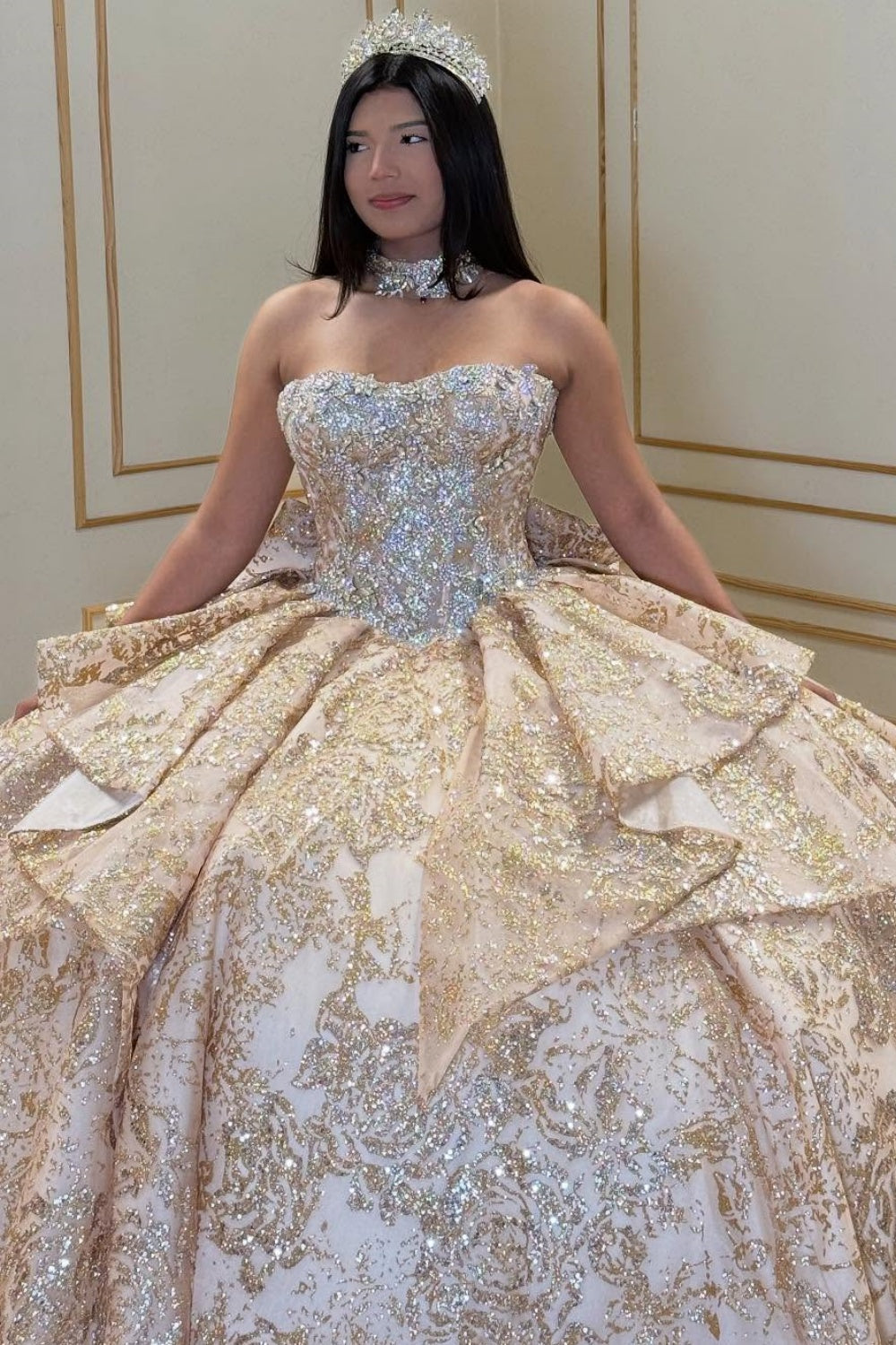 Vestido de Quinceañera YQ1029 sin Tirantes, sin Mangas, con Cuentas, Volantes, Purpurina Dorada y Lazo