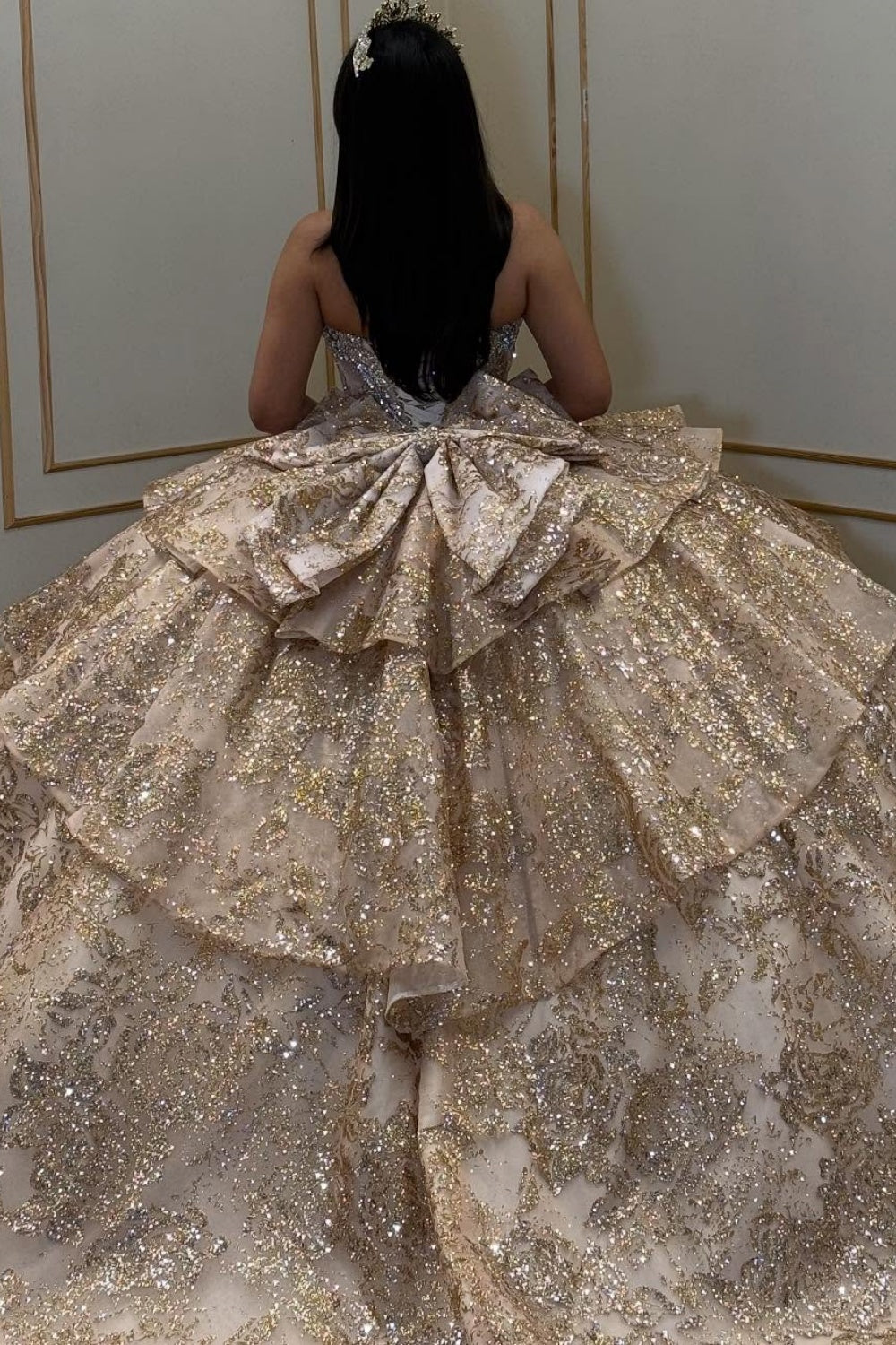 Vestido de Quinceañera YQ1029 sin Tirantes, sin Mangas, con Cuentas, Volantes, Purpurina Dorada y Lazo