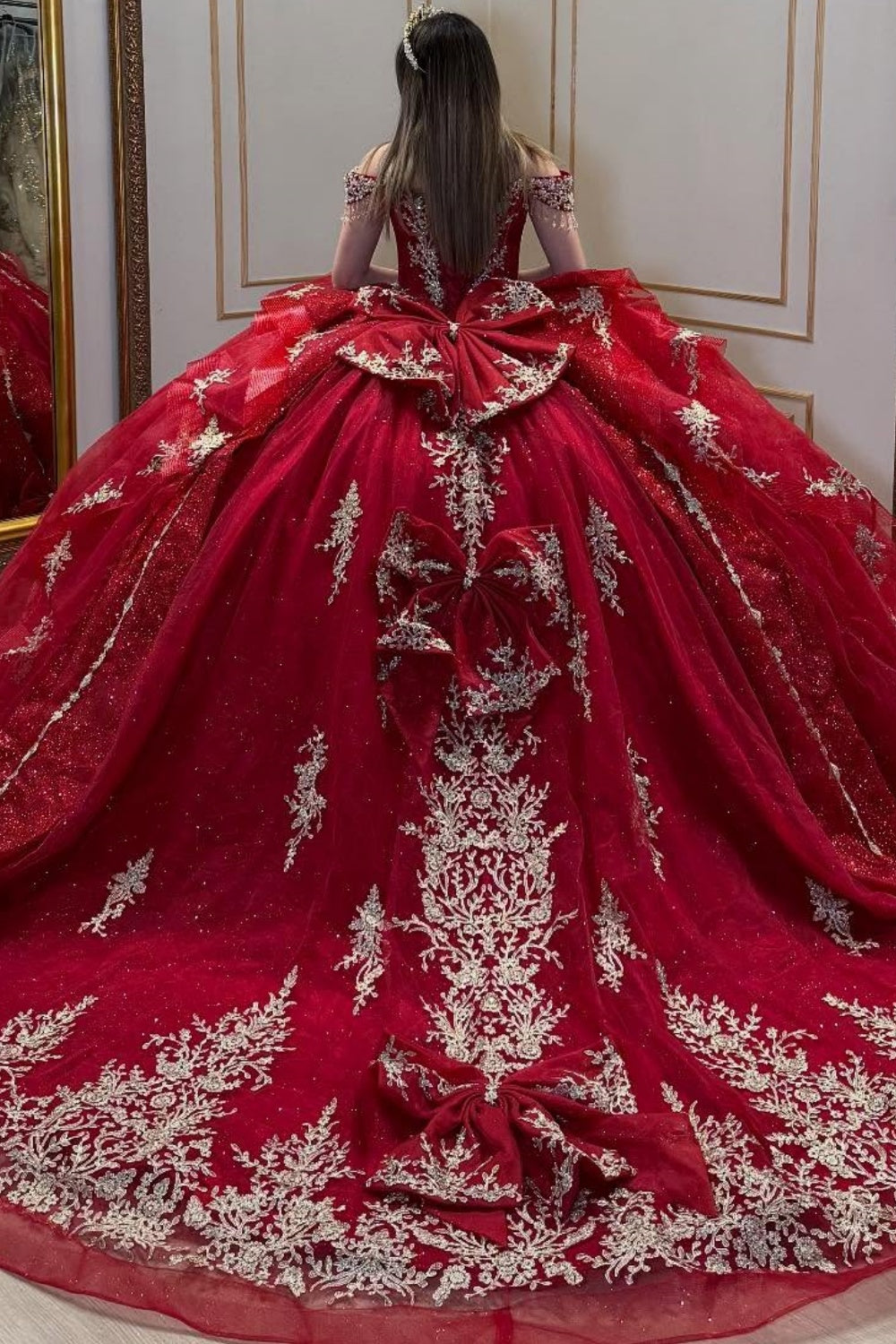 Vestido de Quinceañera YQ1035 Borgoña con Apliques Dorados, Cuentas, Lazo, Sin Hombros y Sin Mangas