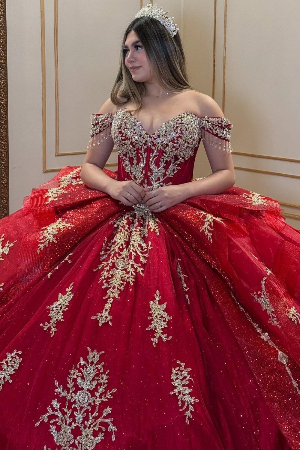 Vestido de Quinceañera YQ1035 Borgoña con Apliques Dorados, Cuentas, Lazo, Sin Hombros y Sin Mangas