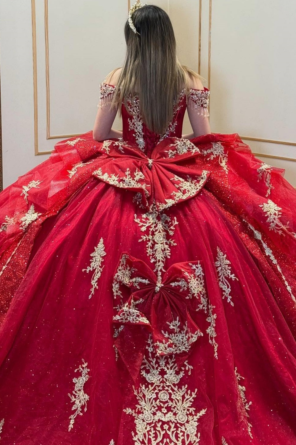 Vestido de Quinceañera YQ1035 Borgoña con Apliques Dorados, Cuentas, Lazo, Sin Hombros y Sin Mangas