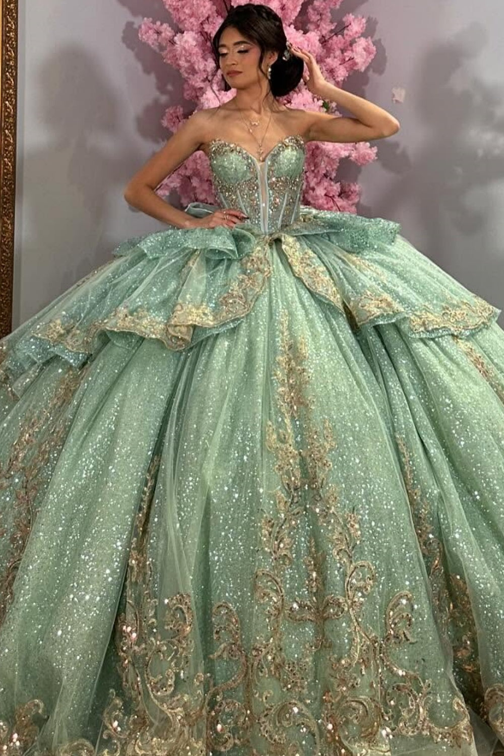 Vestido de Quinceañera YQ1041 sin tirantes, sin mangas, con cuentas, volantes y lazo, oro rosa
