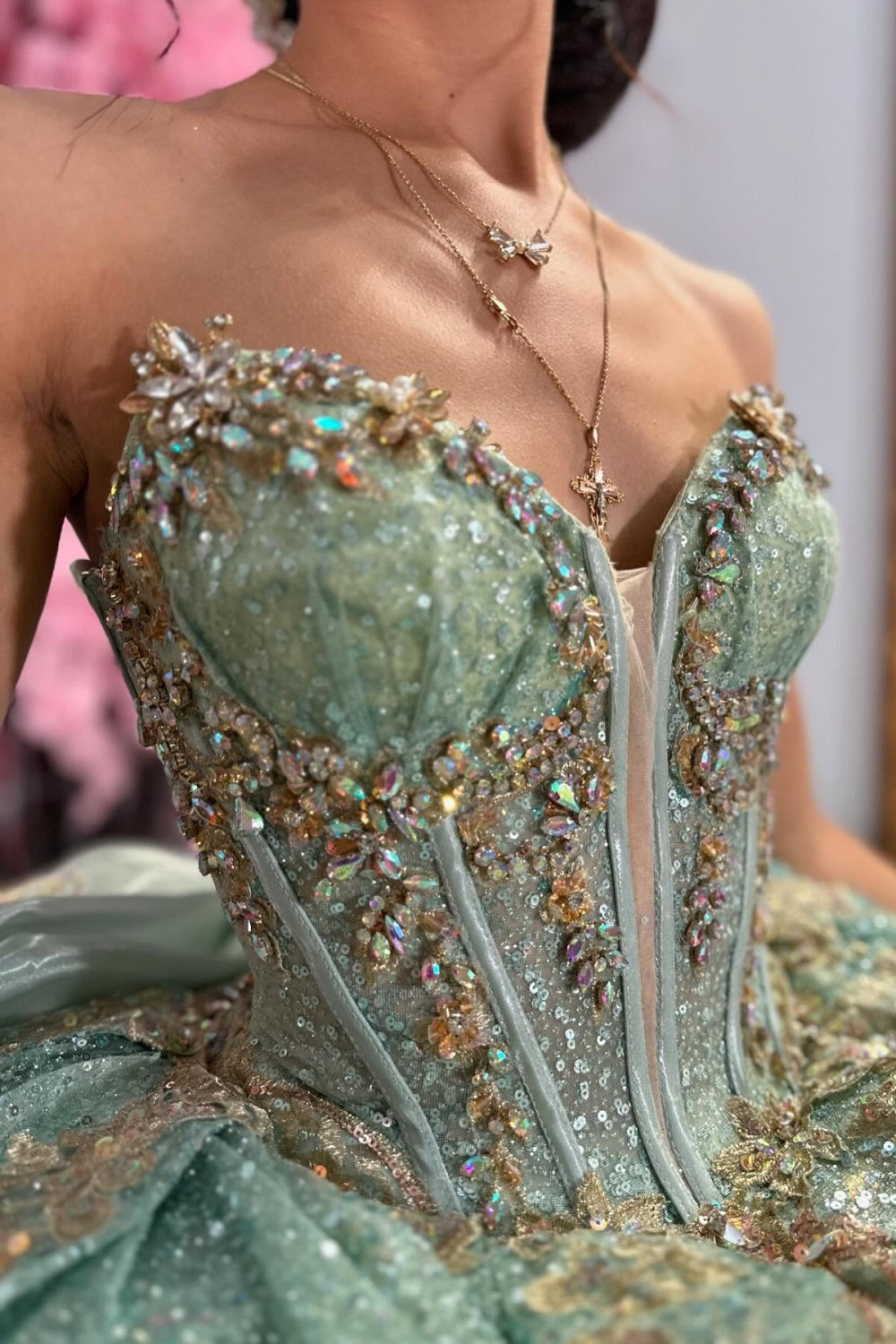Vestido de Quinceañera YQ1041 sin tirantes, sin mangas, con cuentas, volantes y lazo, oro rosa