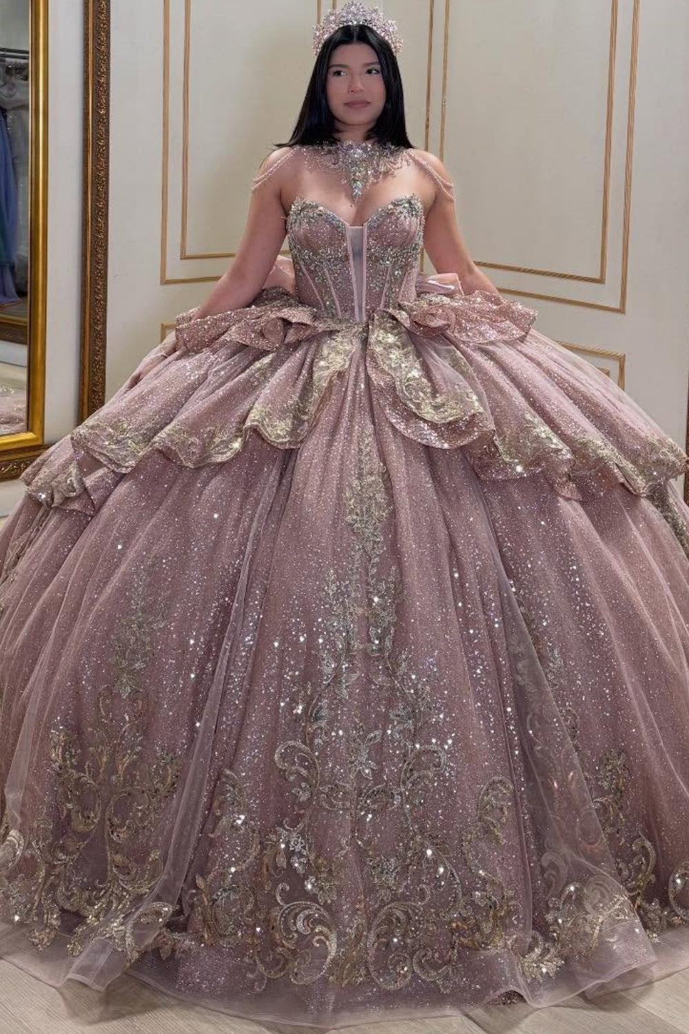 Vestido de Quinceañera YQ1041 sin tirantes, sin mangas, con cuentas, volantes y lazo, oro rosa
