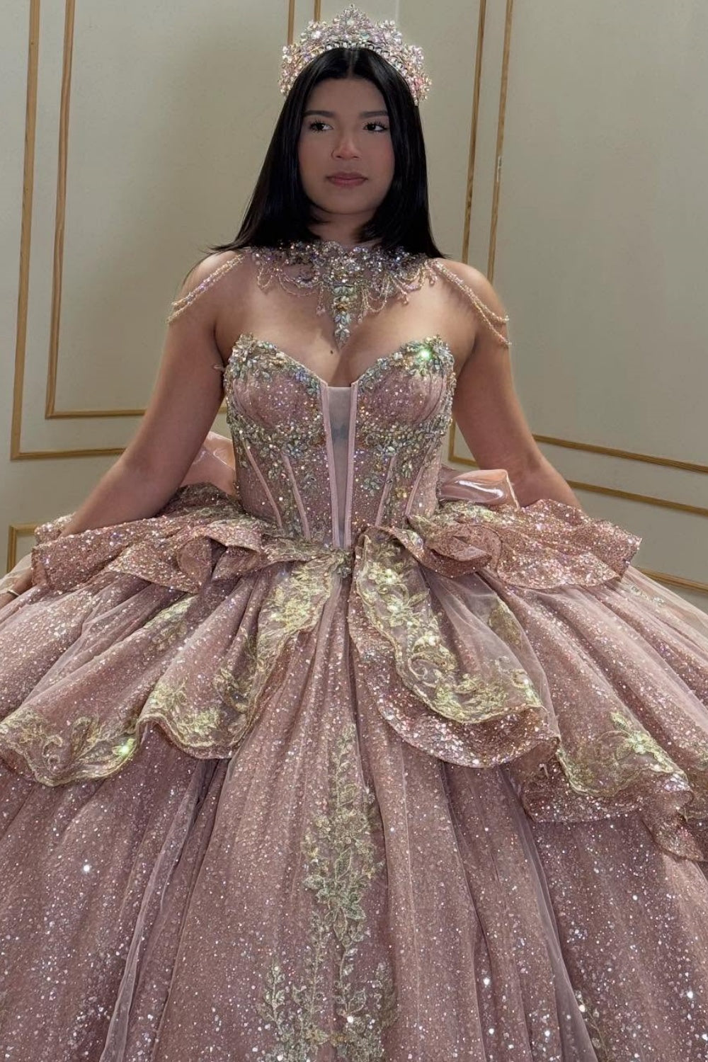 Vestido de Quinceañera YQ1041 sin tirantes, sin mangas, con cuentas, volantes y lazo, oro rosa