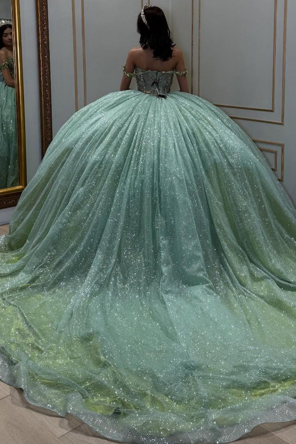 Vestido de Quinceañera Verde Brillante con Lentejuelas, Cuentas, Sin Hombros y sin Mangas YQ1042