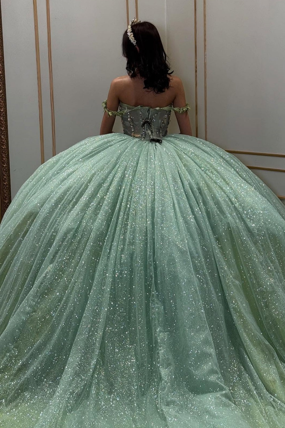 Vestido de Quinceañera Verde Brillante con Lentejuelas, Cuentas, Sin Hombros y sin Mangas YQ1042