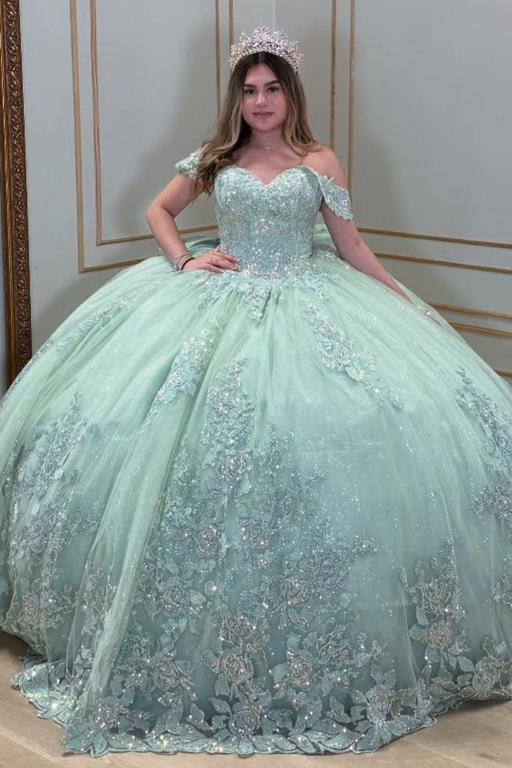 Vestido de Quinceañera verde salvia sin hombros, sin mangas, con lentejuelas, apliques y lazo YQ1044