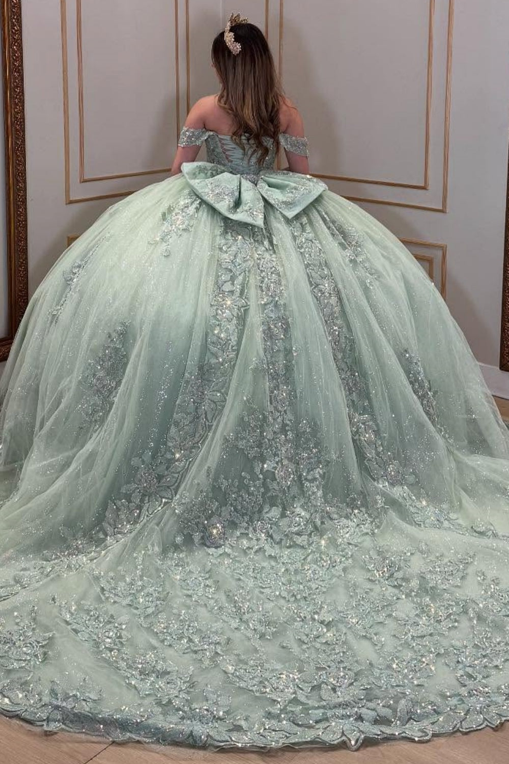 Vestido de Quinceañera verde salvia sin hombros, sin mangas, con lentejuelas, apliques y lazo YQ1044