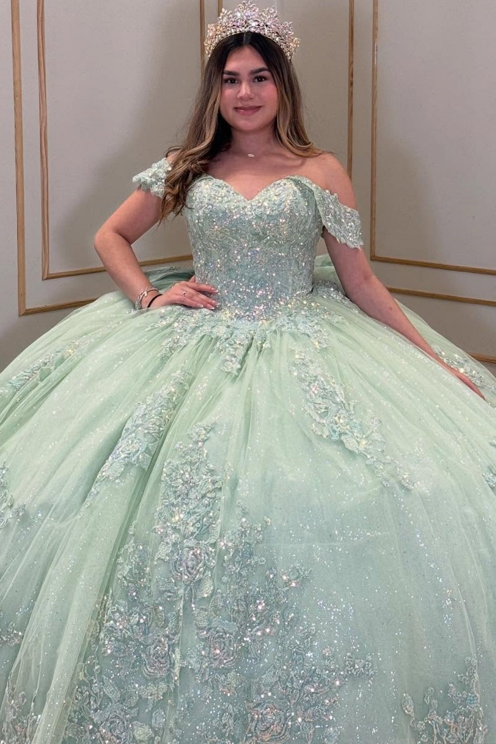 Vestido de Quinceañera verde salvia sin hombros, sin mangas, con lentejuelas, apliques y lazo YQ1044