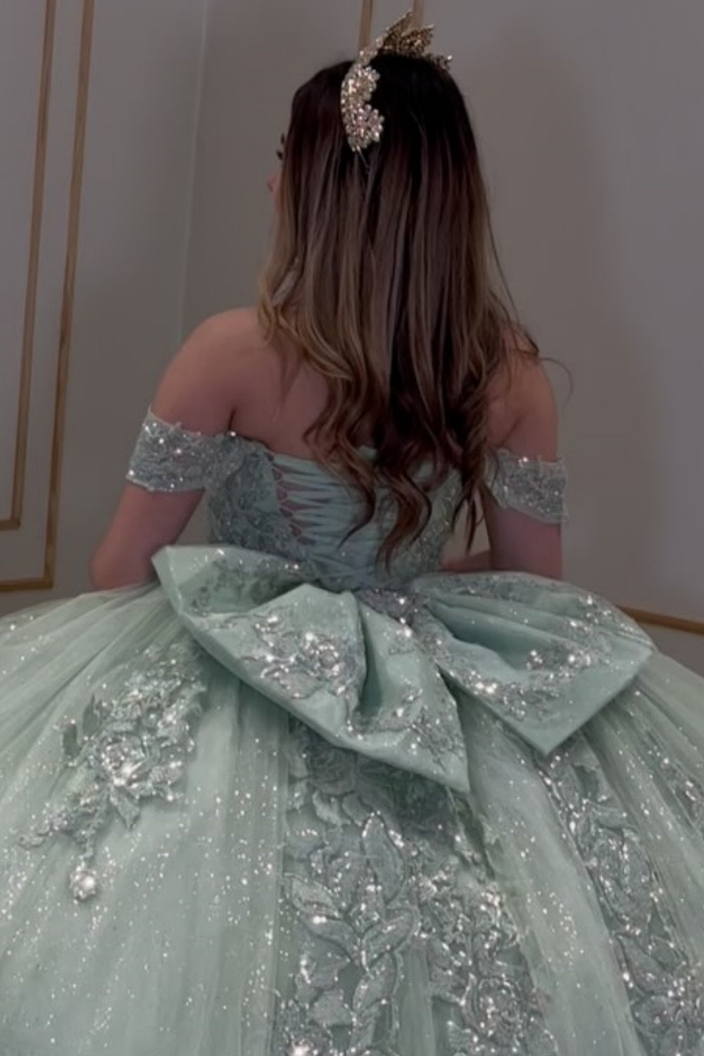 Vestido de Quinceañera verde salvia sin hombros, sin mangas, con lentejuelas, apliques y lazo YQ1044