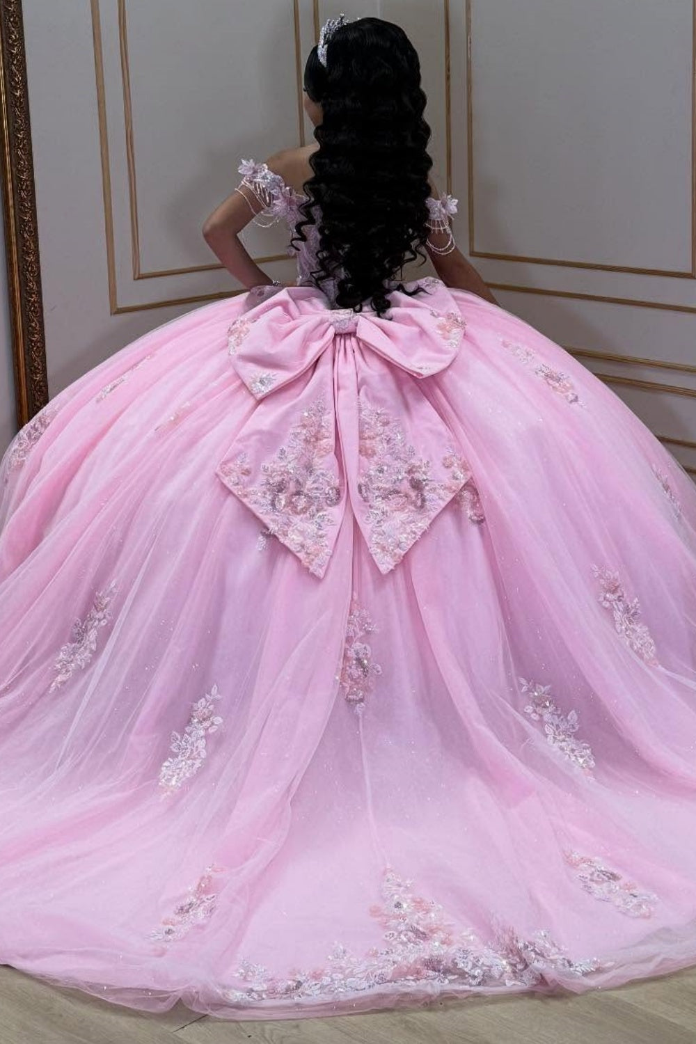Vestido de quinceañera YQ1046 sin hombros, sin mangas, con lentejuelas, cuentas y lazo