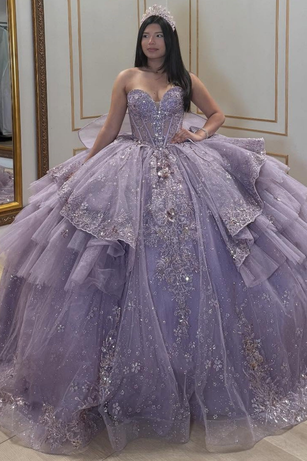 Vestido de quinceañera YQ1048 lila con escote corazón, sin mangas, apliques de lentejuelas y flores en capas