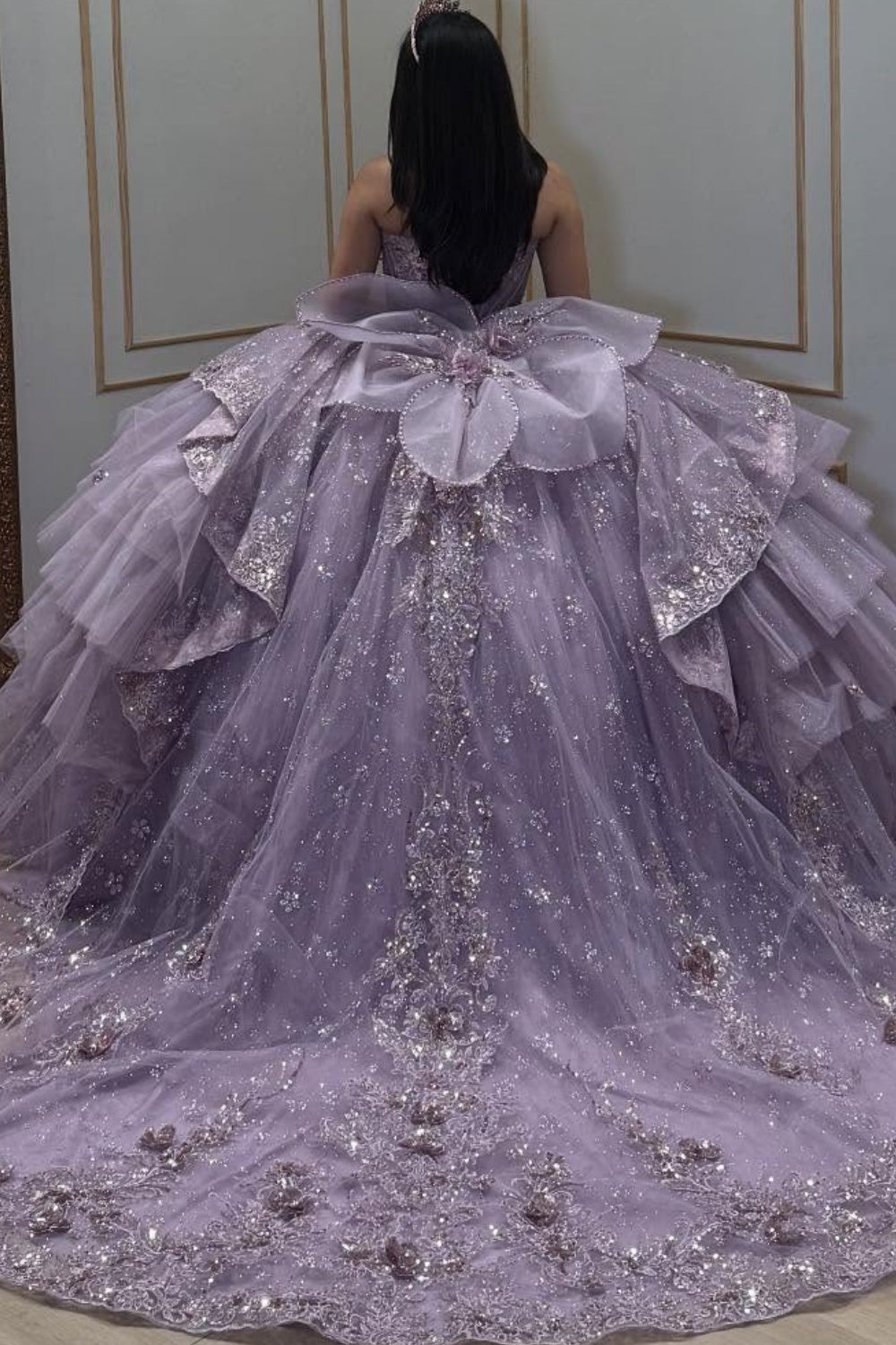 Vestido de quinceañera YQ1048 lila con escote corazón, sin mangas, apliques de lentejuelas y flores en capas
