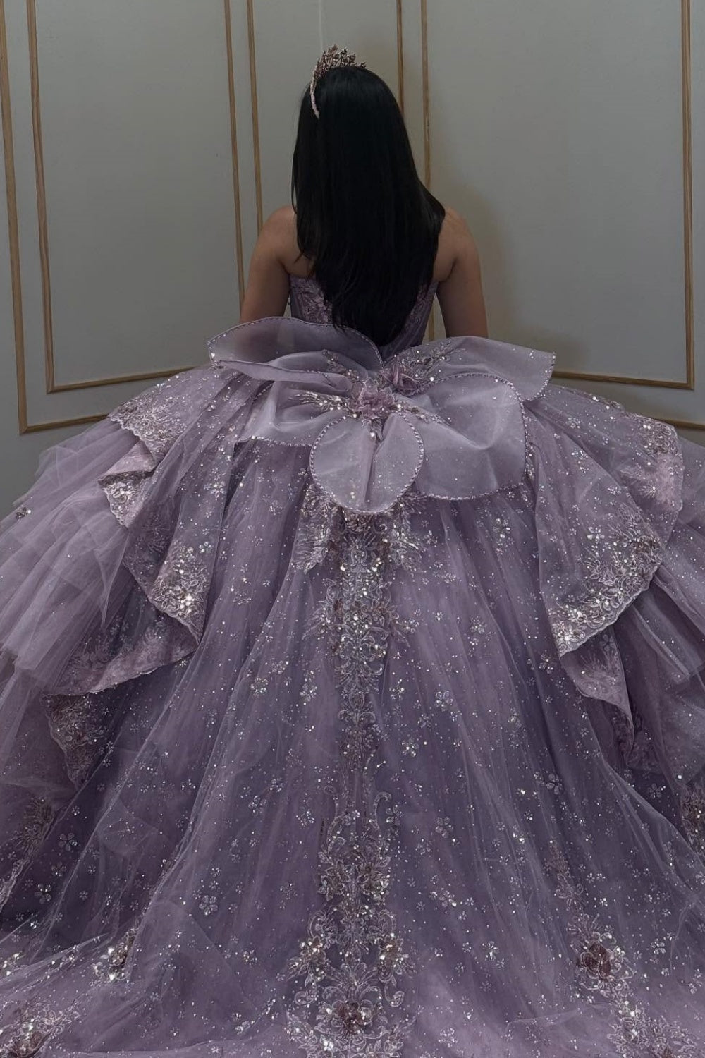 Vestido de quinceañera YQ1048 lila con escote corazón, sin mangas, apliques de lentejuelas y flores en capas