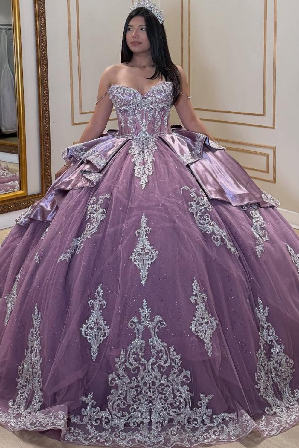 Vestido de Quinceañera Morado con Hombros Descubiertos, sin Mangas, con Apliques Plateados y Lazo YQ1049
