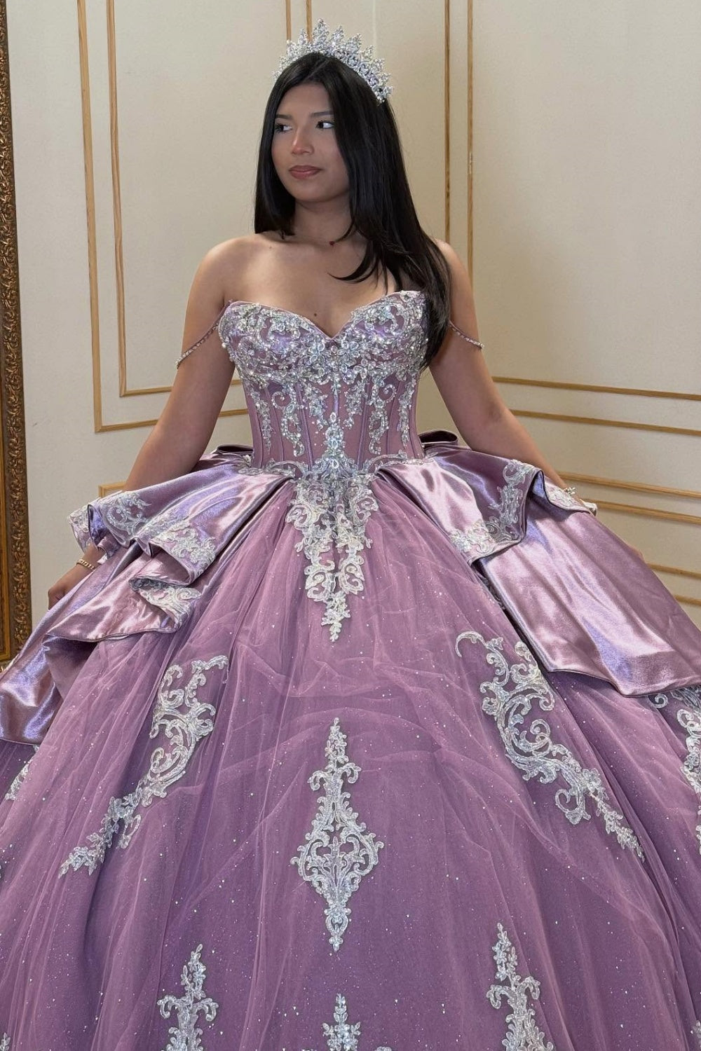 Vestido de Quinceañera Morado con Hombros Descubiertos, sin Mangas, con Apliques Plateados y Lazo YQ1049