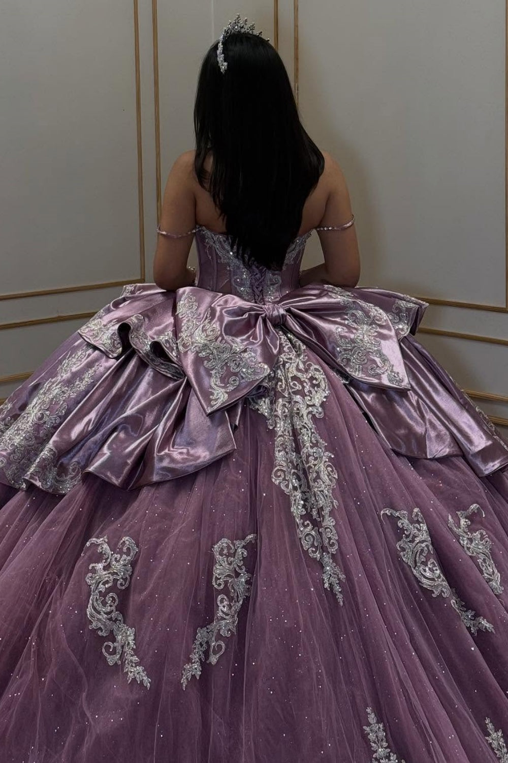 Vestido de Quinceañera Morado con Hombros Descubiertos, sin Mangas, con Apliques Plateados y Lazo YQ1049