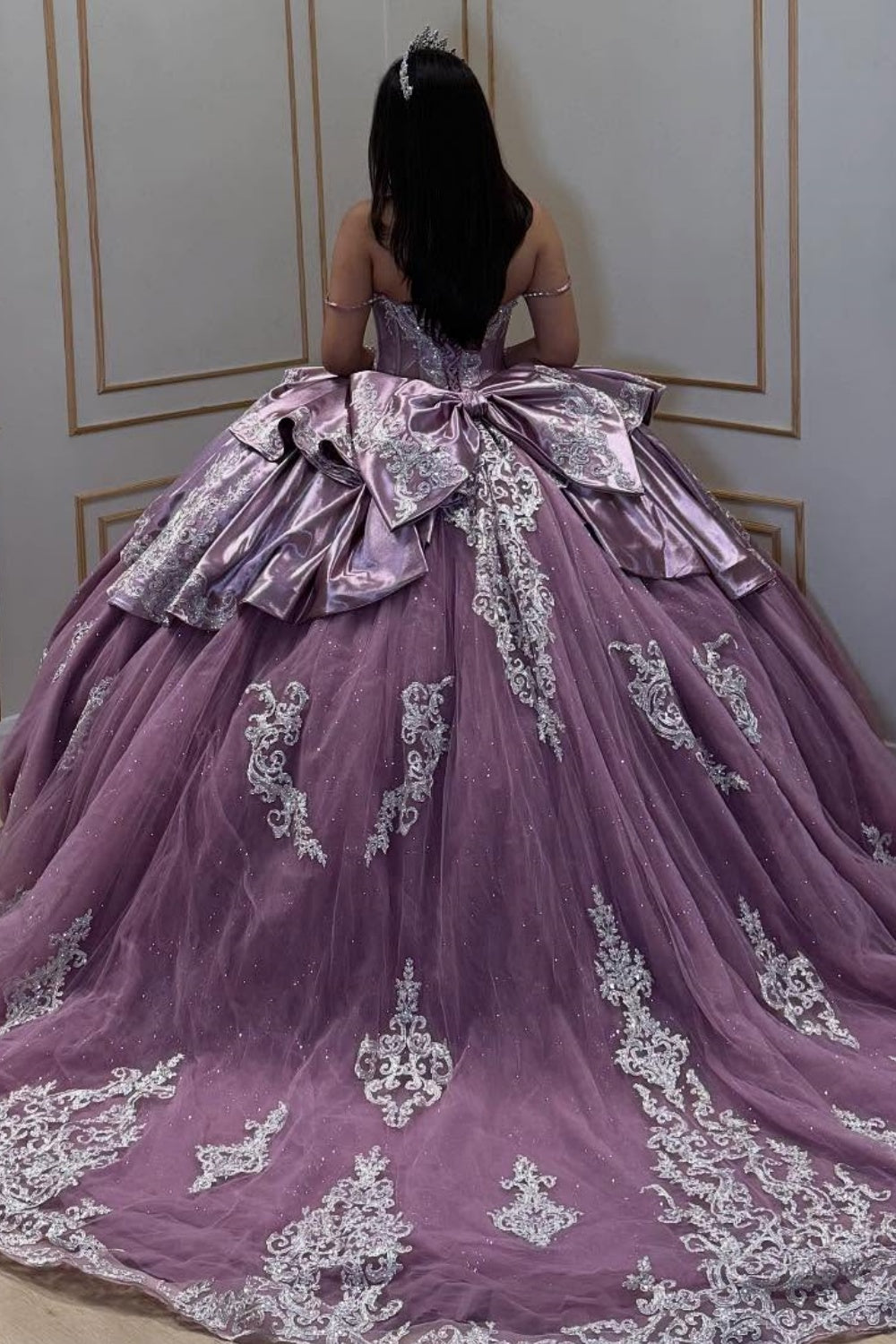 Vestido de Quinceañera Morado con Hombros Descubiertos, sin Mangas, con Apliques Plateados y Lazo YQ1049