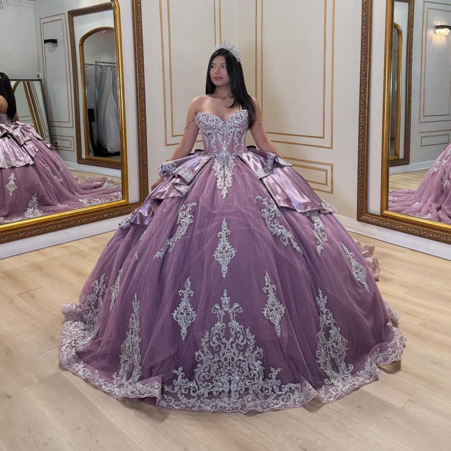 Vestido de Quinceañera Morado con Hombros Descubiertos, sin Mangas, con Apliques Plateados y Lazo YQ1049