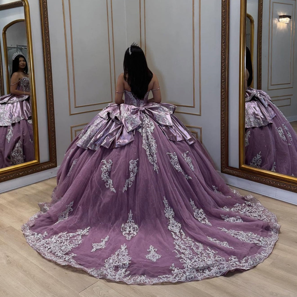 Vestido de Quinceañera Morado con Hombros Descubiertos, sin Mangas, con Apliques Plateados y Lazo YQ1049