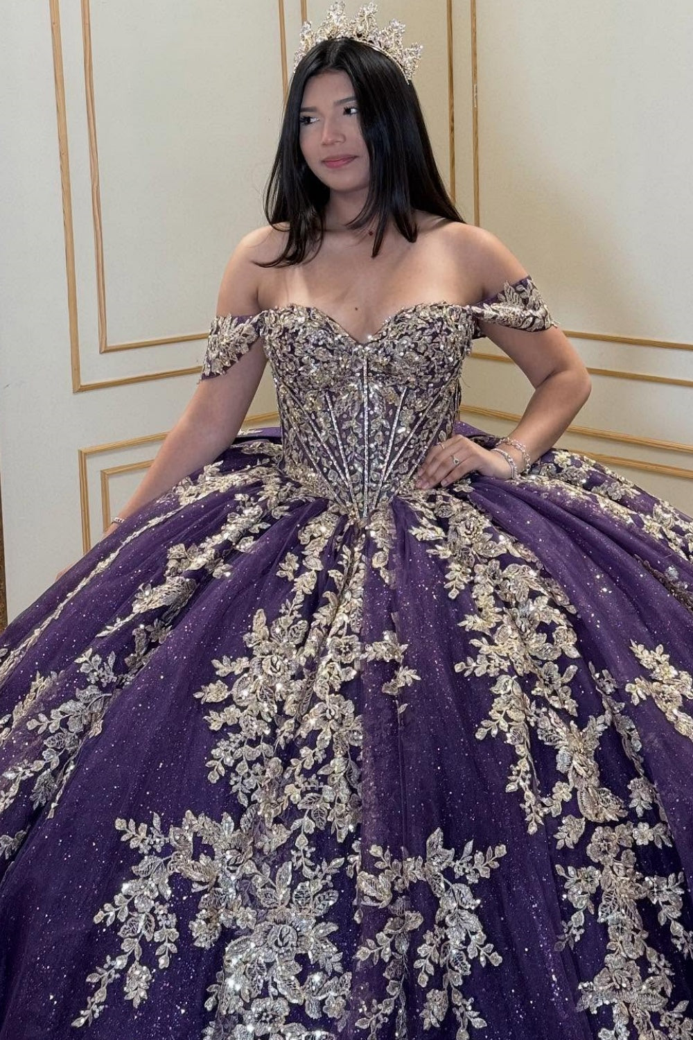 Vestido de Quinceañera Morado sin Hombros sin Mangas con Lentejuelas Doradas Apliques de Lazo YQ1050