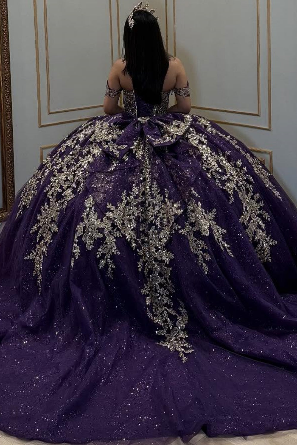 Vestido de Quinceañera Morado sin Hombros sin Mangas con Lentejuelas Doradas Apliques de Lazo YQ1050