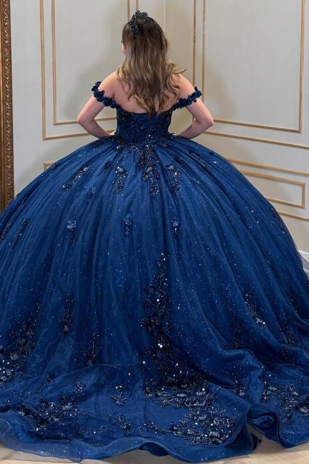 Vestido de Quinceañera Azul Marino con Lentejuelas, Apliques de Cuentas, Brillos y Escote Bardot YQ1055