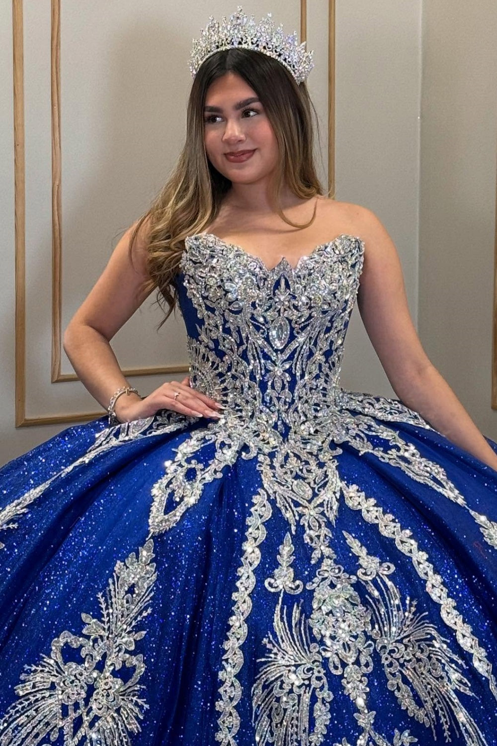 Vestido de Quinceañera Azul Marino con Lentejuelas, Apliques de Cuentas, Brillos y Escote Bardot YQ1055