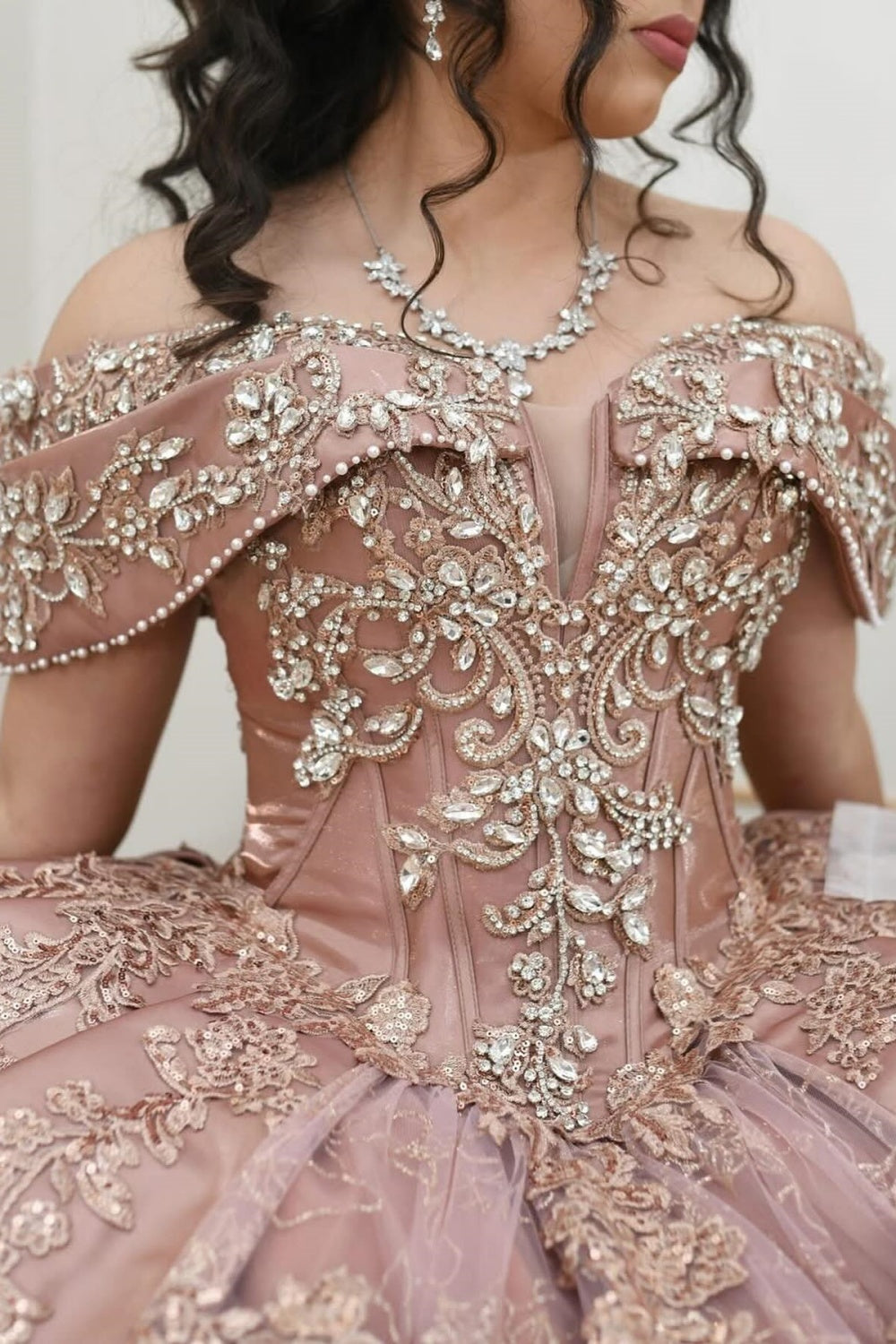 Vestido de Quinceañera Azul Marino con Lentejuelas, Apliques de Cuentas, Brillos y Escote Bardot YQ1055