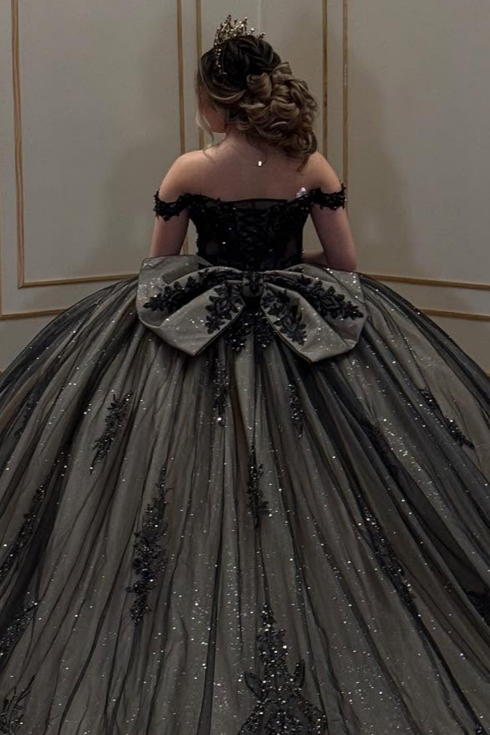 Off Shoulder Sleeveless Sequins Appliques Bow Knot Black Sweet 15 Quinceañera Dress YQ1073