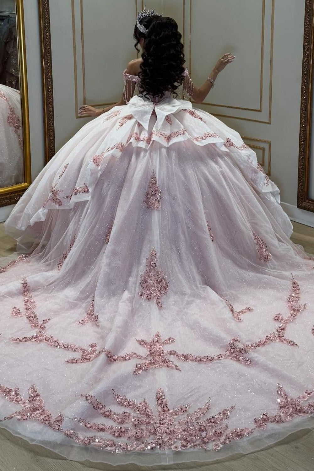 Vestido de Quinceañera Azul Marino con Lentejuelas, Apliques de Cuentas, Brillos y Escote Bardot YQ1055