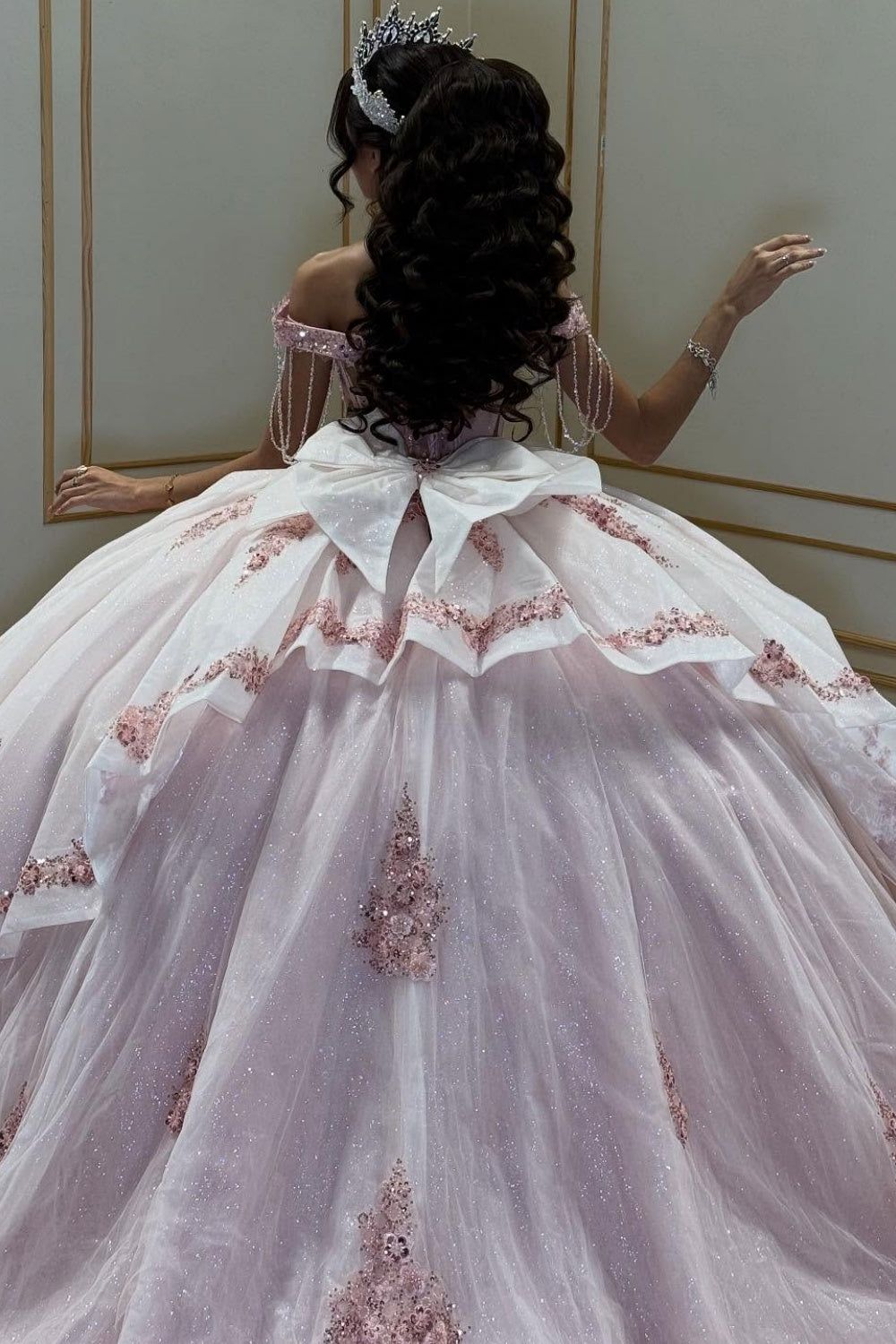 Vestido de Quinceañera Azul Marino con Lentejuelas, Apliques de Cuentas, Brillos y Escote Bardot YQ1055
