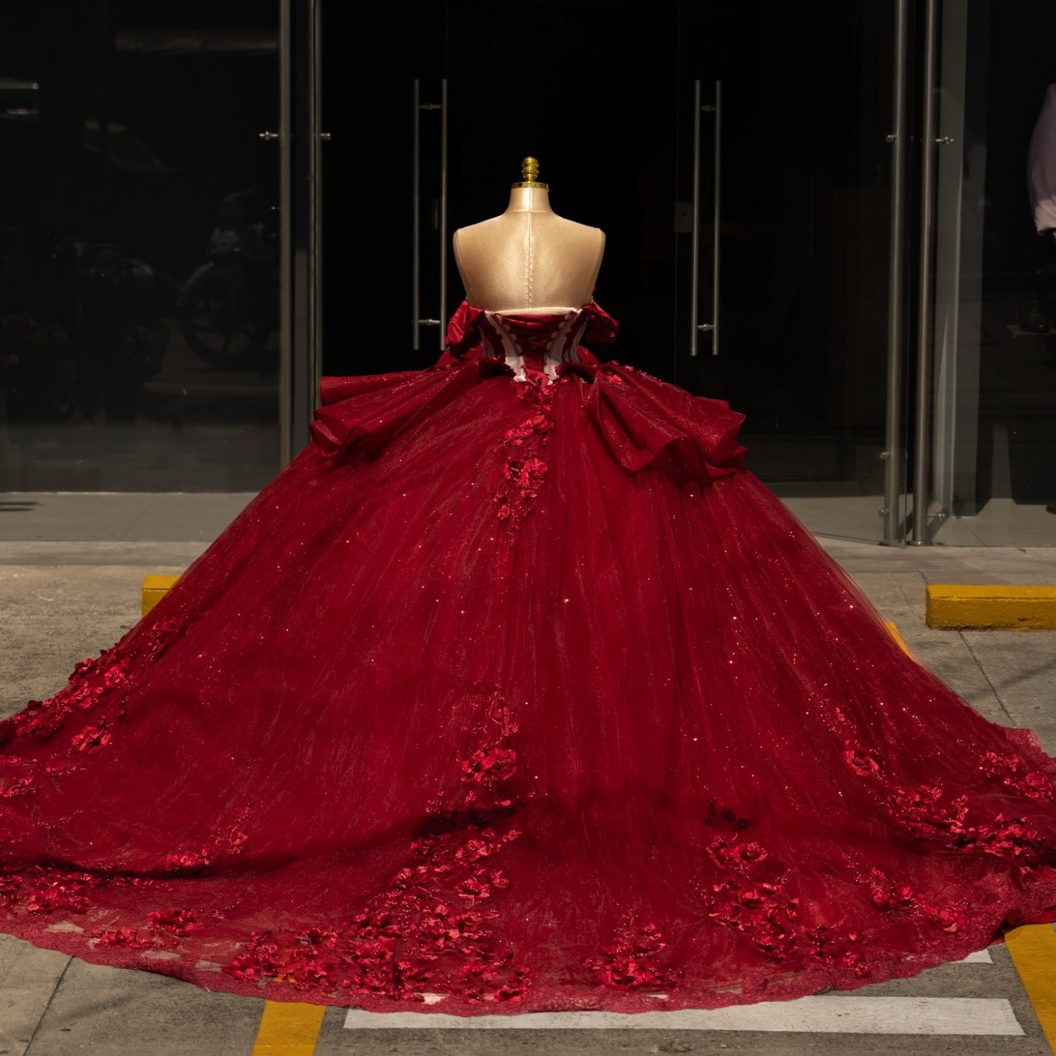 Vestido de Quinceañera Azul Marino con Lentejuelas, Apliques de Cuentas, Brillos y Escote Bardot YQ1055