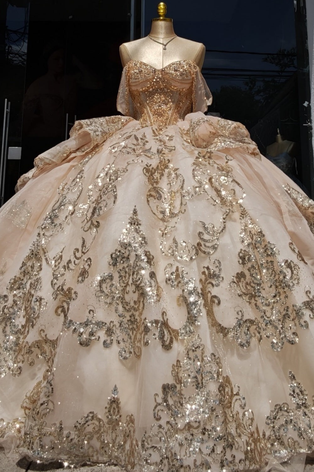 Vestido de Quinceañera Azul Marino con Lentejuelas, Apliques de Cuentas, Brillos y Escote Bardot YQ1055