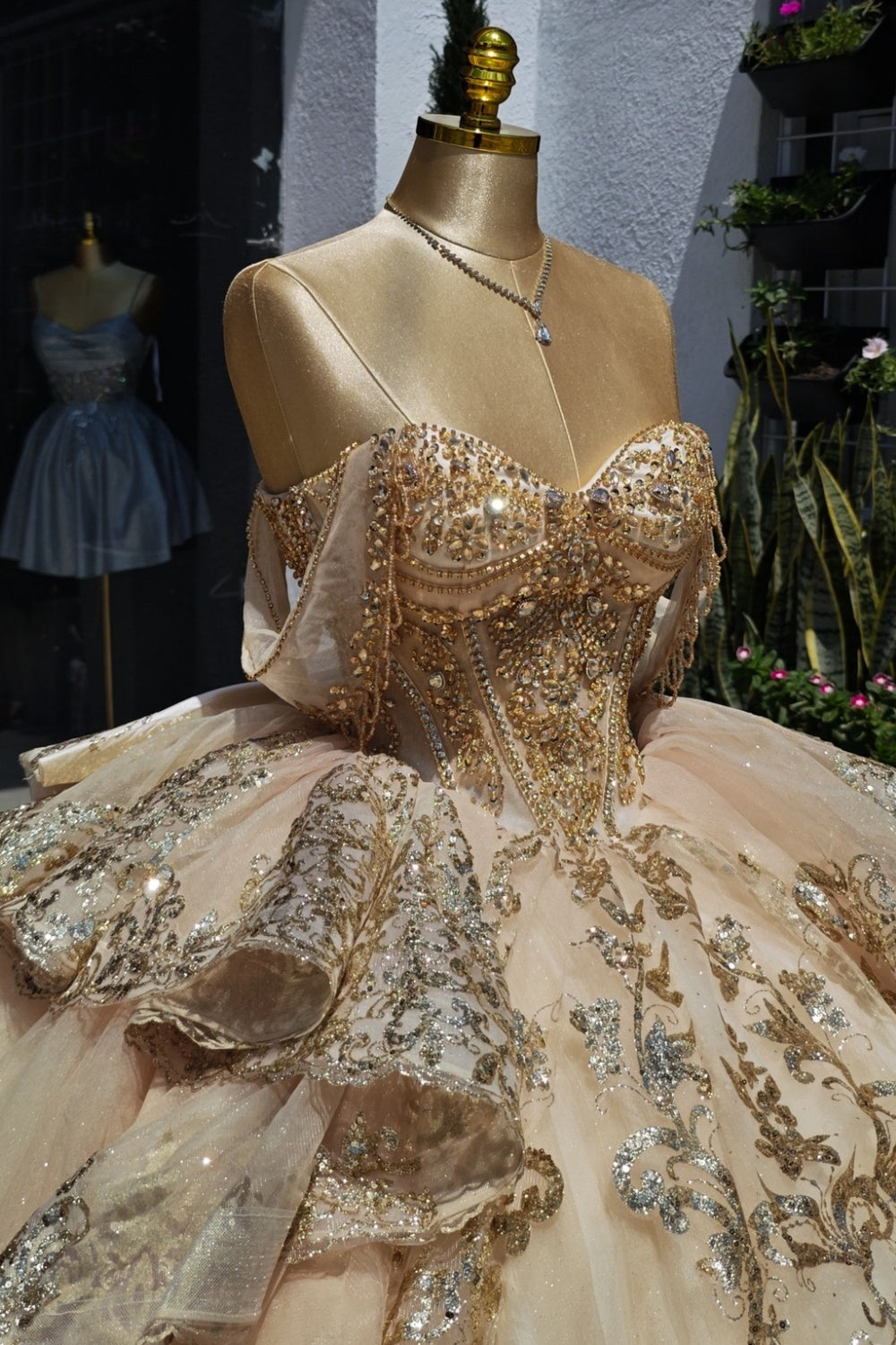 Off Shoulder Sleeveless Beaded Sequins Appliques Tiered Bow Knot Champagne Quinceañera Dress YQ1125