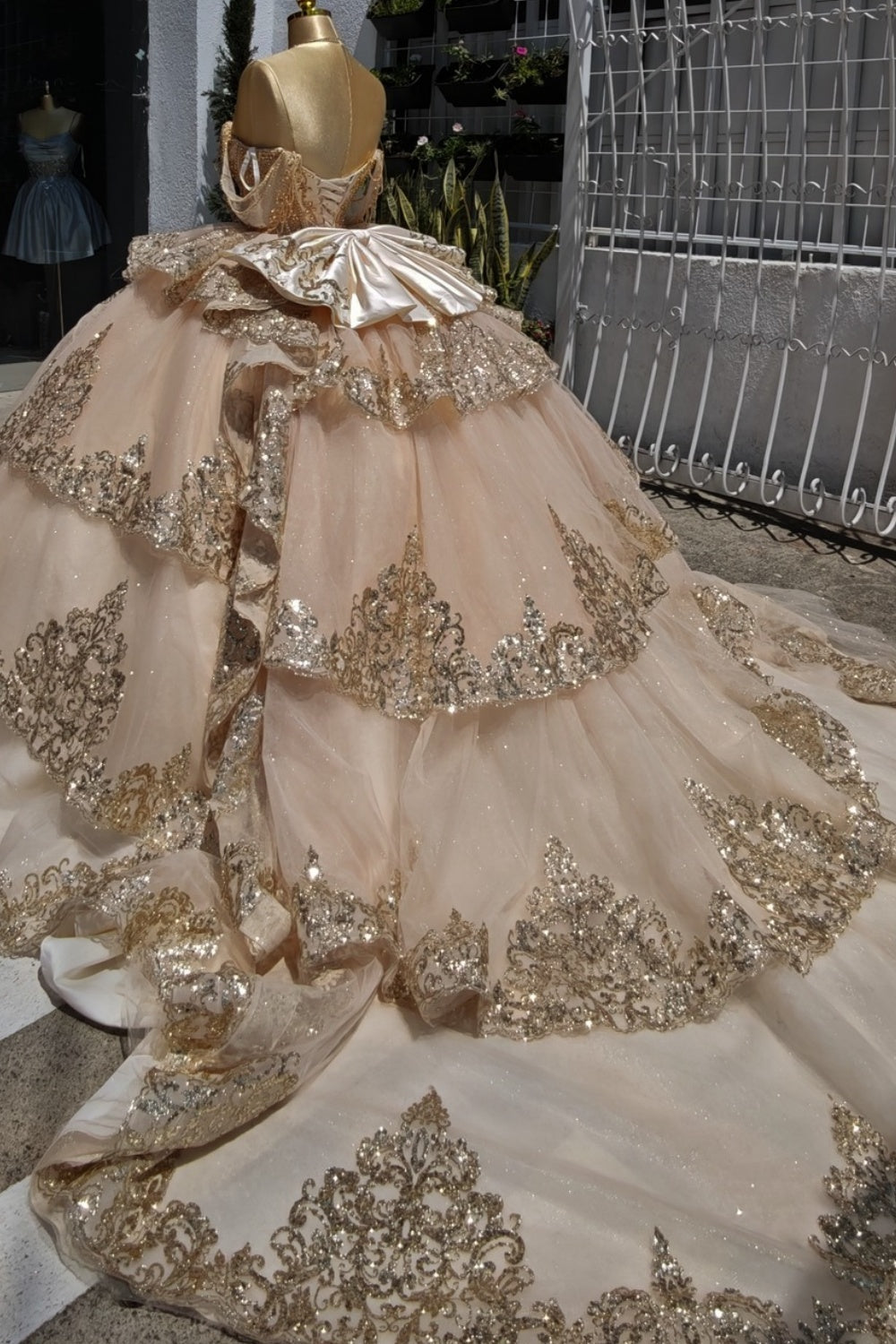 Off Shoulder Sleeveless Beaded Sequins Appliques Tiered Bow Knot Champagne Quinceañera Dress YQ1125