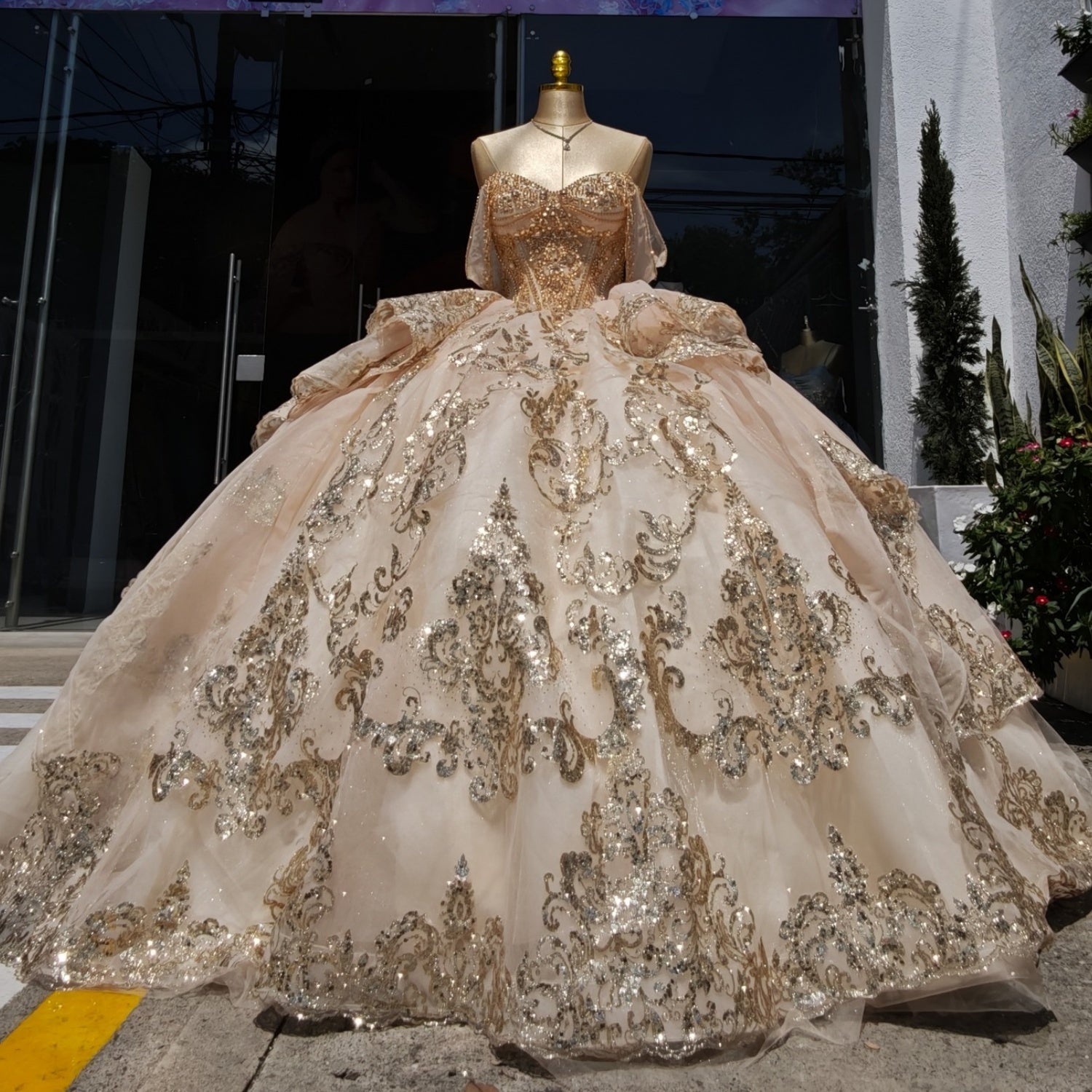 Vestido de Quinceañera Azul Marino con Lentejuelas, Apliques de Cuentas, Brillos y Escote Bardot YQ1055