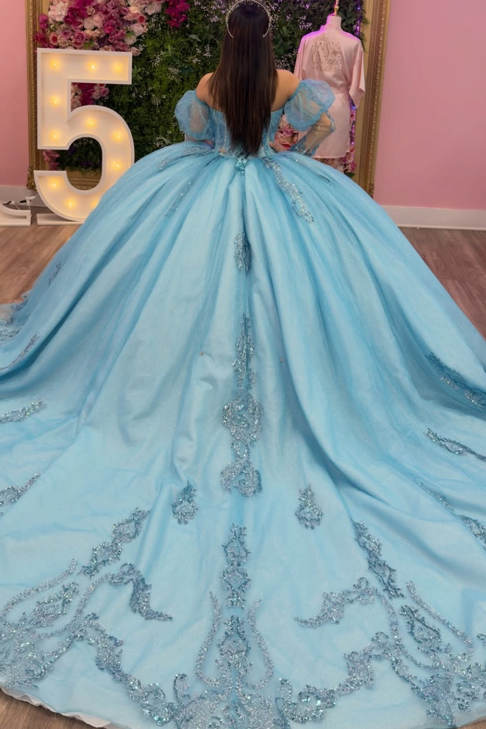 Vestido de Quinceañera Azul Marino con Lentejuelas, Apliques de Cuentas, Brillos y Escote Bardot YQ1055