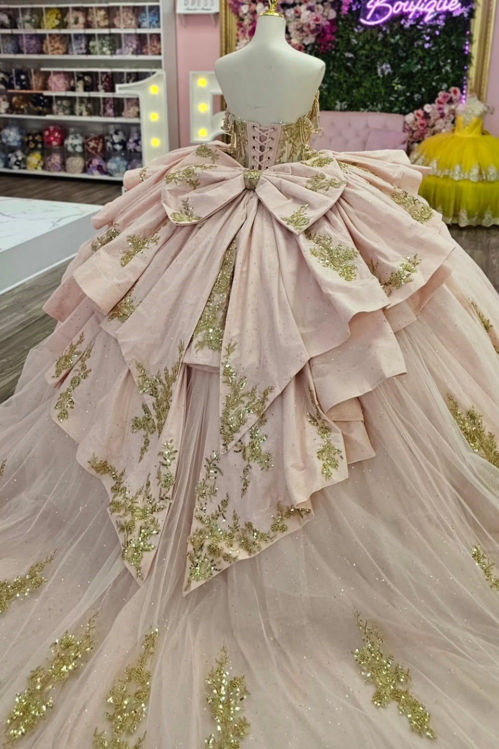 Off Shoulder Sleeveless Gold Beaded Sequins Appliques Ruffles Bow Knot Pink Quinceañera Dress YQ1136