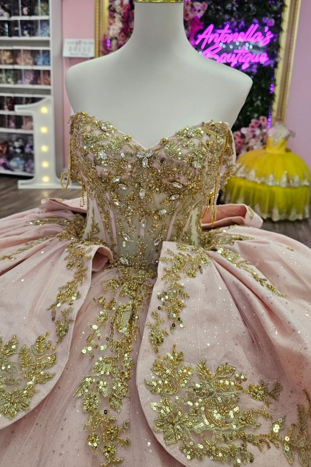 Off Shoulder Sleeveless Gold Beaded Sequins Appliques Ruffles Bow Knot Pink Quinceañera Dress YQ1136