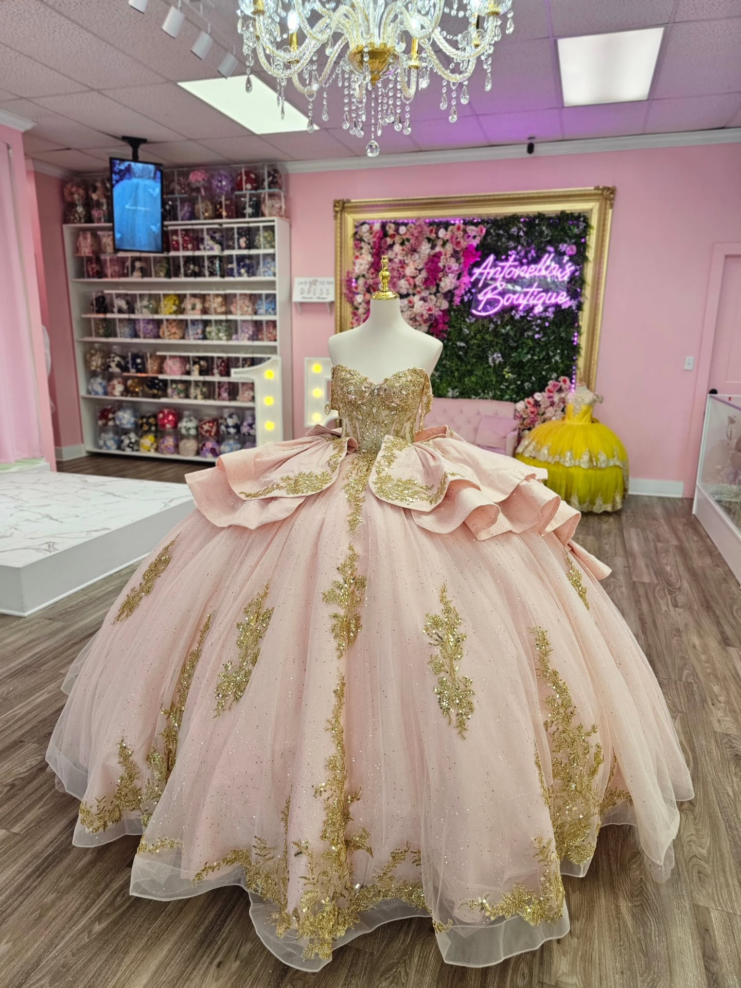 Off Shoulder Sleeveless Gold Beaded Sequins Appliques Ruffles Bow Knot Pink Quinceañera Dress YQ1136