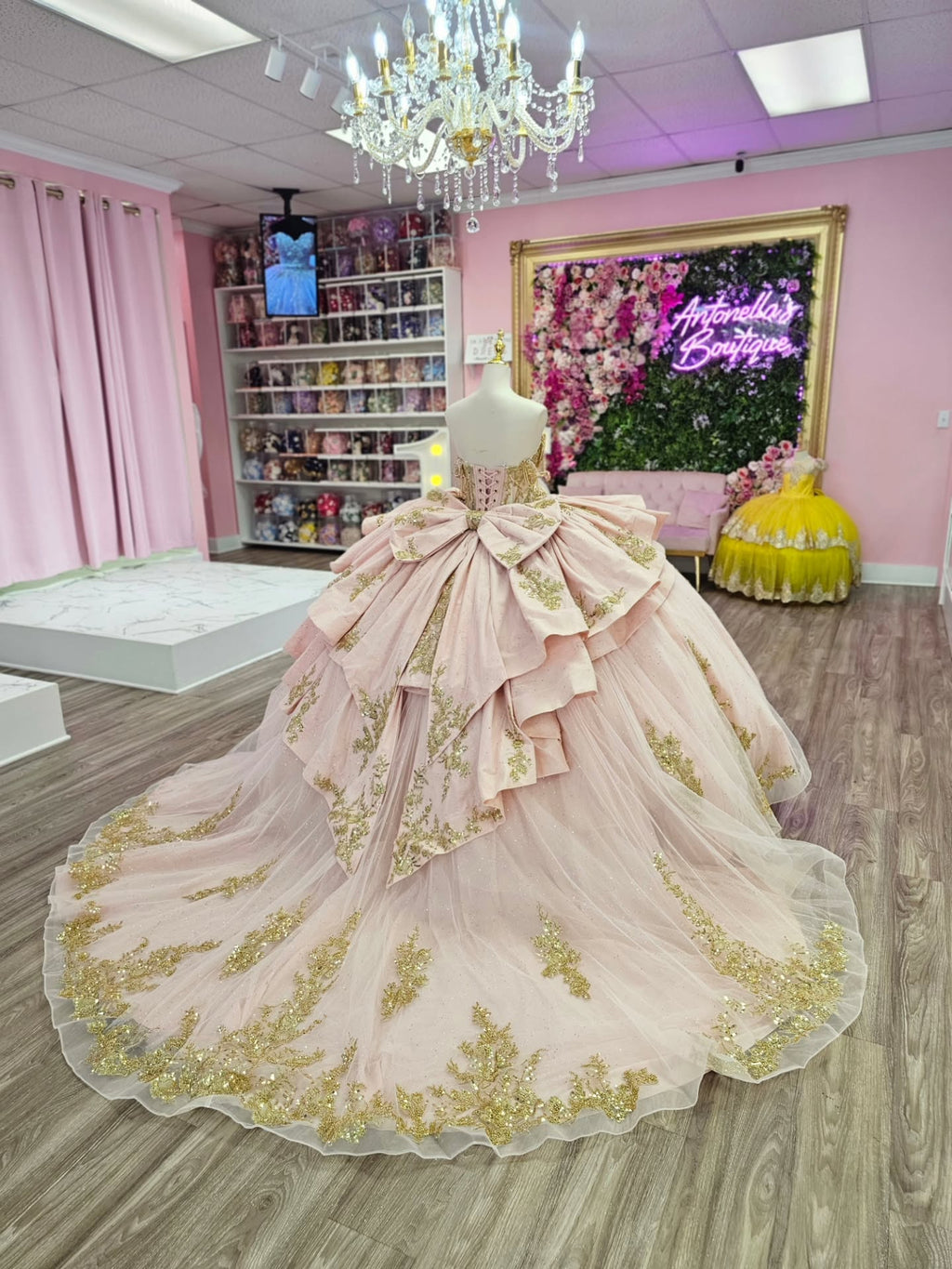Off Shoulder Sleeveless Gold Beaded Sequins Appliques Ruffles Bow Knot Pink Quinceañera Dress YQ1136