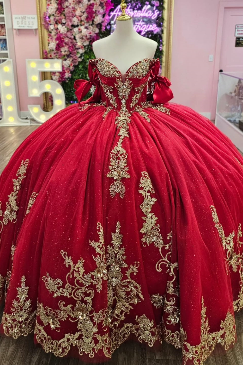 Ärmelloses, schulterfreies, perlenbesetztes Quinceañera-Kleid in Rot mit Gold-Applikationen und Schleife YQ1146
