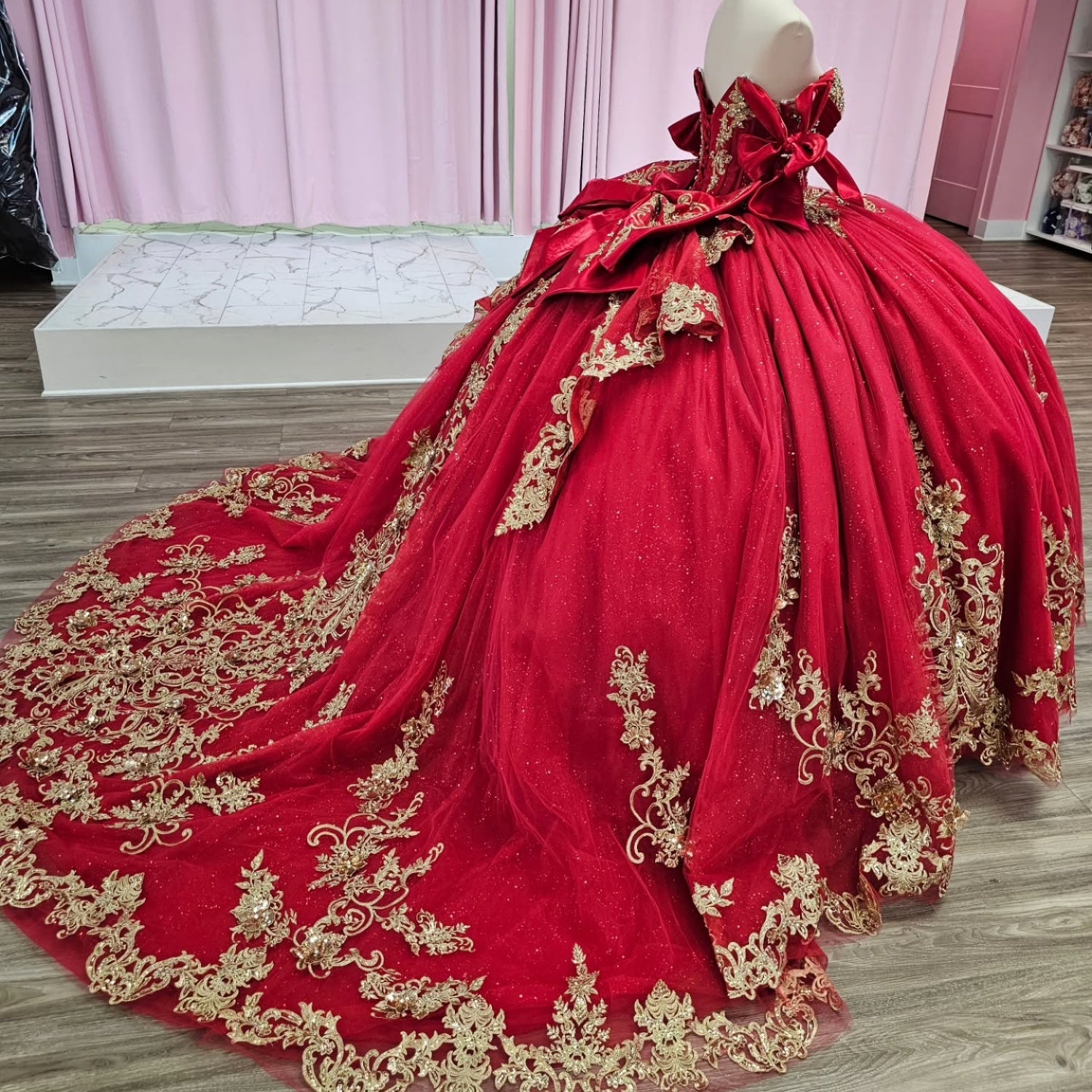 Ärmelloses, schulterfreies, perlenbesetztes Quinceañera-Kleid in Rot mit Gold-Applikationen und Schleife YQ1146