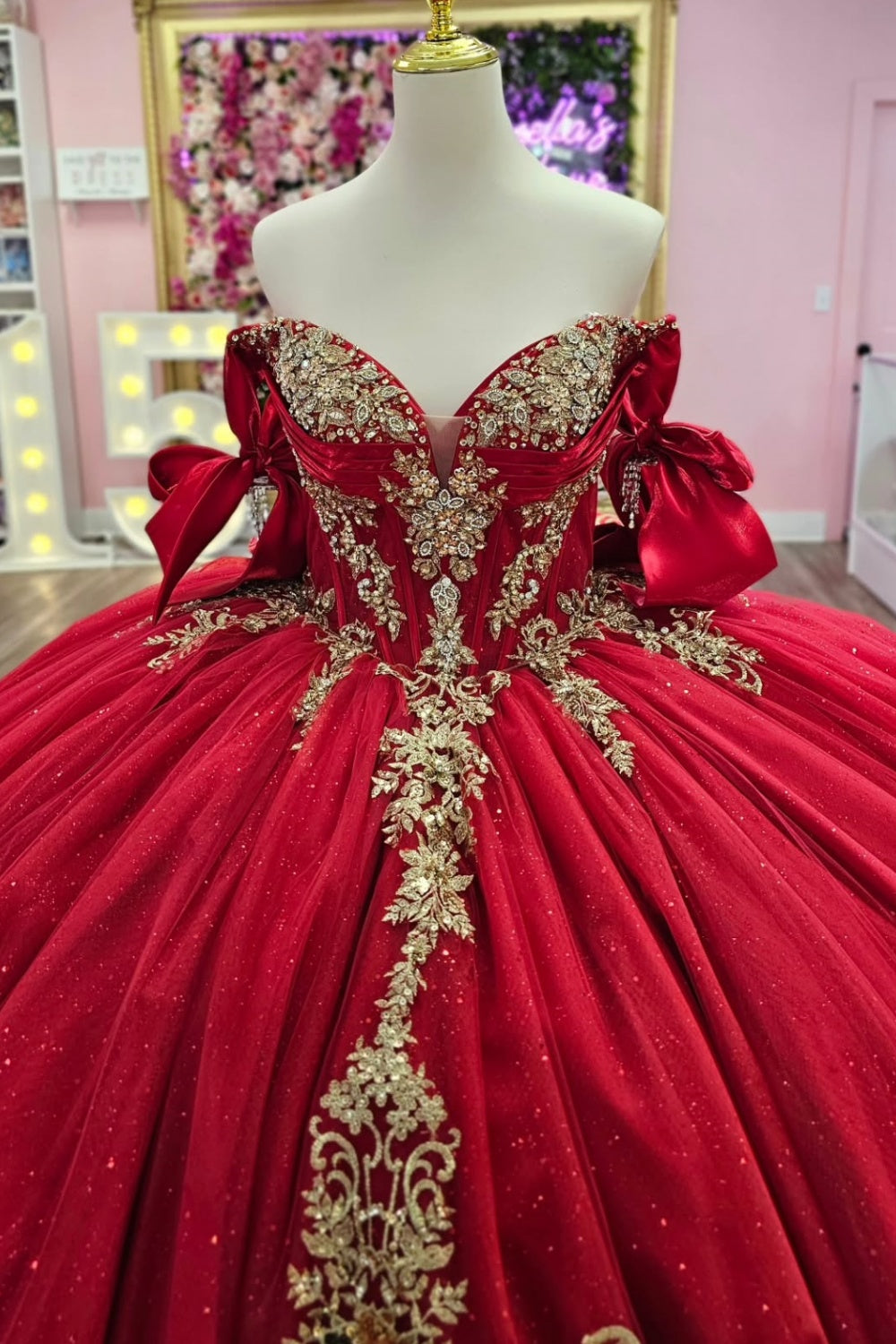 Ärmelloses, schulterfreies, perlenbesetztes Quinceañera-Kleid in Rot mit Gold-Applikationen und Schleife YQ1146