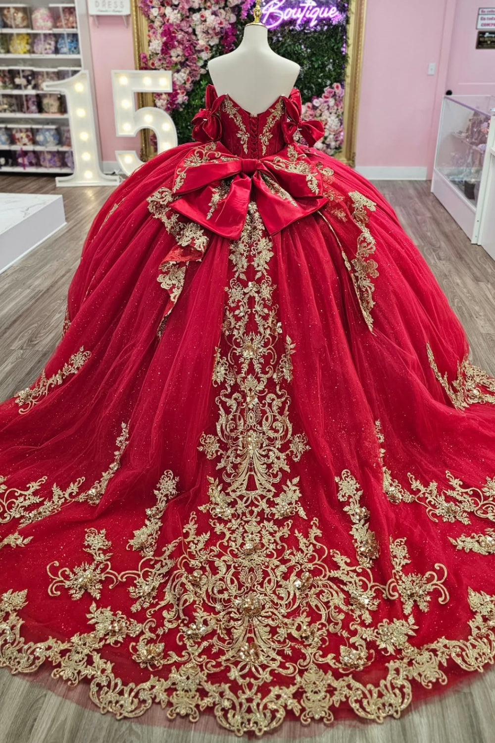 Ärmelloses, schulterfreies, perlenbesetztes Quinceañera-Kleid in Rot mit Gold-Applikationen und Schleife YQ1146